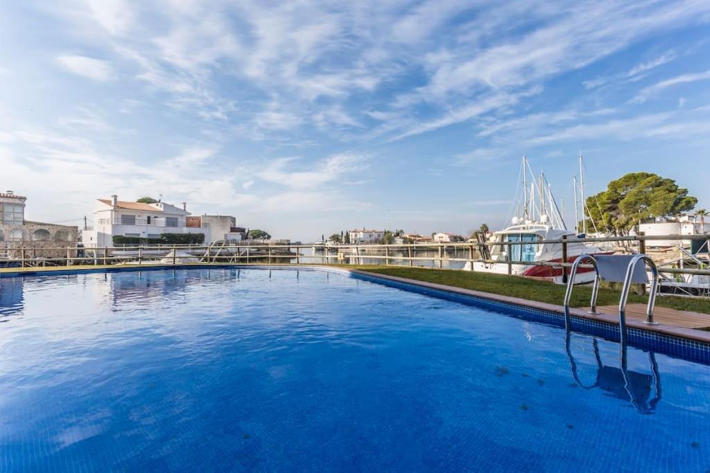 Piso De 2 Habitaciones, 3 Piscinas Y Cerca Del Mar Roses Esterno foto