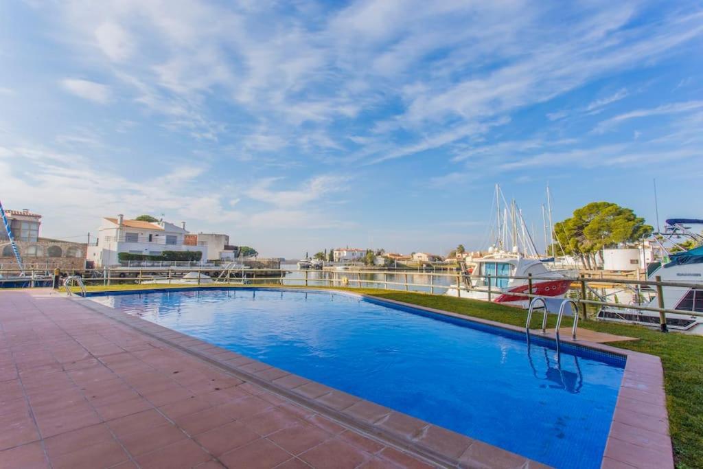 Piso De 2 Habitaciones, 3 Piscinas Y Cerca Del Mar Roses Esterno foto