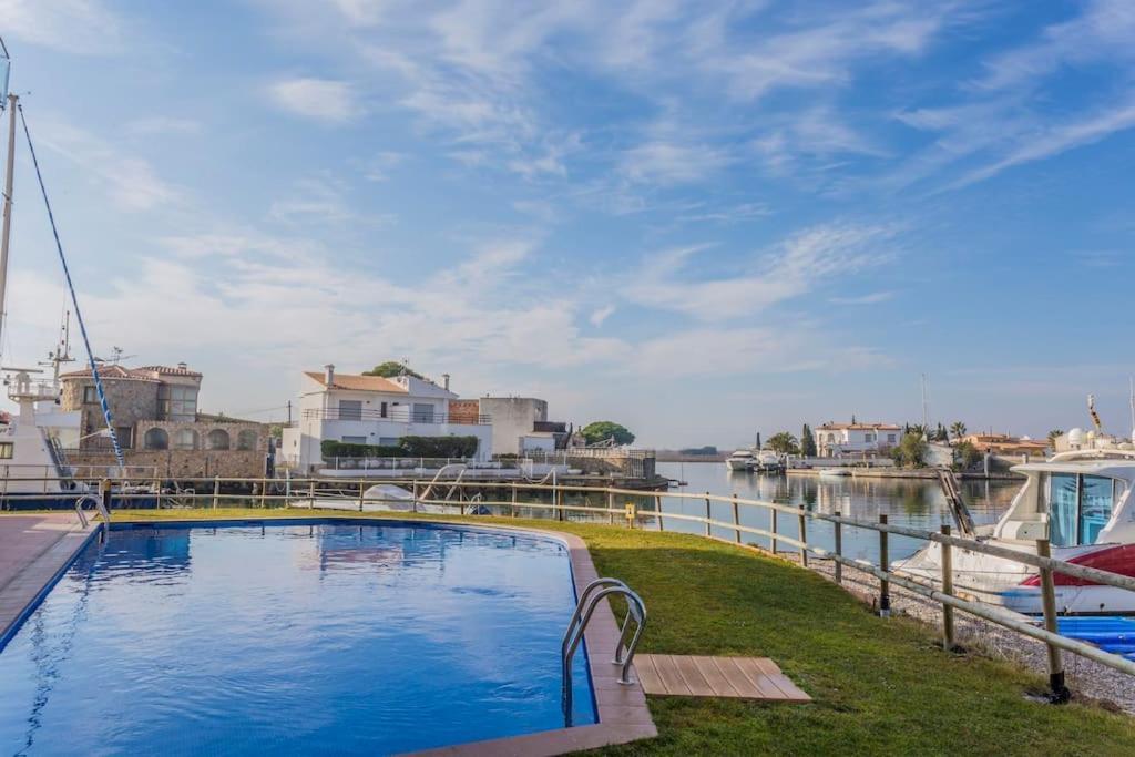 Piso De 2 Habitaciones, 3 Piscinas Y Cerca Del Mar Roses Esterno foto