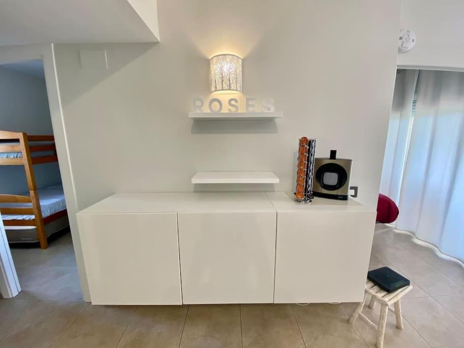 Piso De 2 Habitaciones, 3 Piscinas Y Cerca Del Mar Roses Esterno foto