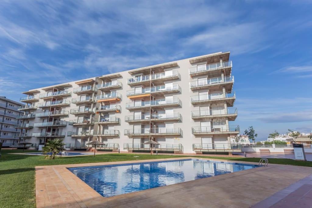 Piso De 2 Habitaciones, 3 Piscinas Y Cerca Del Mar Roses Esterno foto