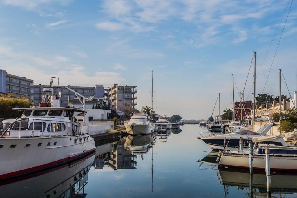 Piso De 2 Habitaciones, 3 Piscinas Y Cerca Del Mar Roses Esterno foto